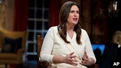 La gobernadora Sarah Huckabee Sanders, republicana de Arkansas, habla mientras pronuncia la respuesta republicana al discurso sobre el estado de la Unión del presidente Biden, el 7 de febrero de 2023, en Little Rock, Arkansas, EEUU.