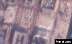 첫 번째 위성사진이 촬영되고 약 30분 뒤 찍힌 평양 김일성 광장의 모습. 문자 혹은 그림의 형태가 바뀐 것을 알 수 있다. 사진=Planet Labs