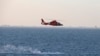 Helikopter Američke obalne straže leti iznad mjesta na kojem je pao kineski špijunski balon, 4. februar 2023. (Jerry Ireland/U.S. Navy/AP)