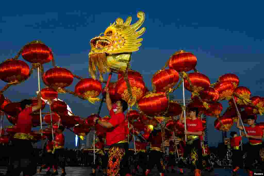Изведба на &ldquo;Танцот на змејот&ldquo; пред прославата на Лунарната Нова Година во Бангкок, Тајланд.
