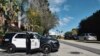 Polisi memblokir jalan menuju sebuah rumah tempat tewasnya tiga orang tewas di sebuah rumah di lingkungan kelas atas Los Angeles pada Sabtu 28 Januari 2023. (AP/Richard Vogel)