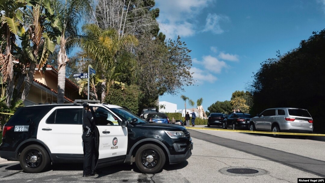 Polisi memblokir jalan menuju sebuah rumah tempat tewasnya tiga orang tewas di sebuah rumah di lingkungan kelas atas Los Angeles pada Sabtu 28 Januari 2023. (AP/Richard Vogel)