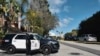 Polisi memblokade jalanan di mana sebuah rumah yang menjadi lokasi penembakan di Los Angeles berada pada 28 Januari 2023. (Foto: AP/Richard Vogel)