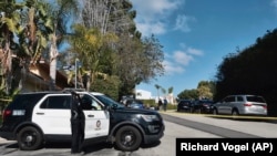 Polisi memblokade jalanan di mana sebuah rumah yang menjadi lokasi penembakan di Los Angeles berada pada 28 Januari 2023. (Foto: AP/Richard Vogel)