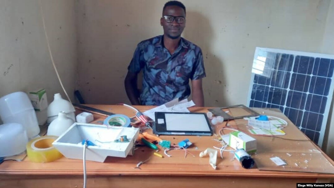 Landry Nikiza ari aho ahingurira ibitandukanye birimwo amatara (Ampoule)