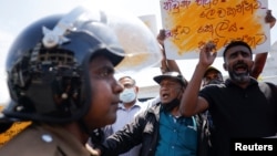 Demonstran serikat pekerja meneriakkan slogan-slogan menentang Presiden Ranil Wickremesinghe dalam aksi protes terhadap kenaikan Pajak Penghasilan Pribadi di tengah krisis ekonomi di Kolombo, Sri Lanka, 8 Februari 2023. (REUTERS/Dinuka Liyanawatte)