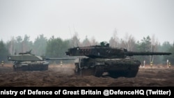 Танки Challenger 2 і Leopard 2 під час навчань у Польщі, Фото: Twitter Міноборони Великої Британії