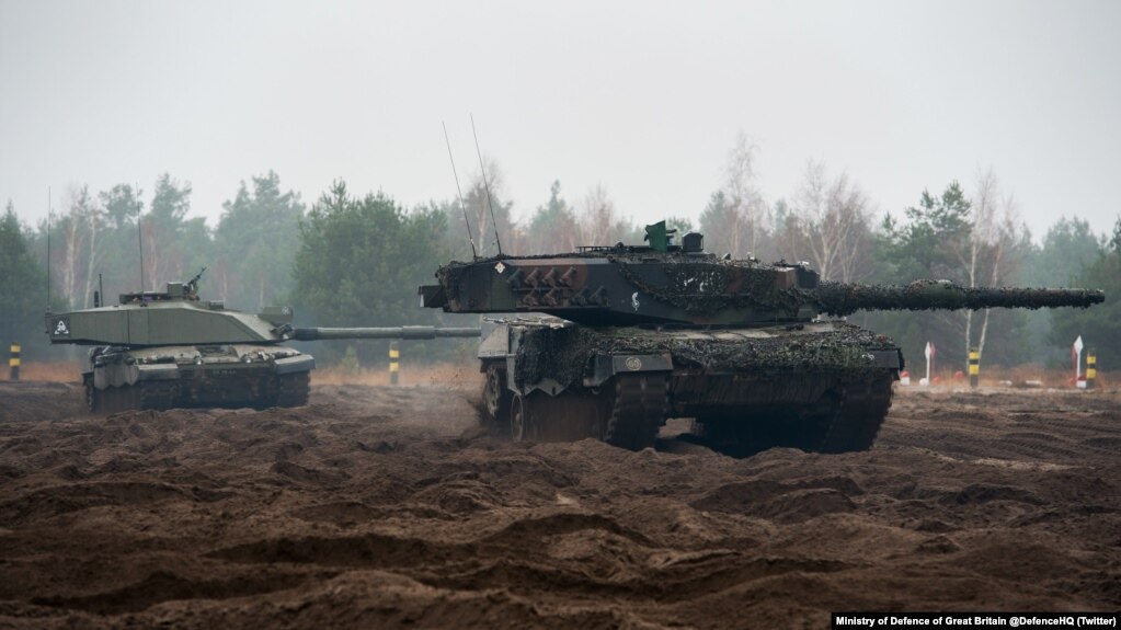  영국군 챌린저2 탱크와 독일군 레오파드2 탱크가 폴란드에서 합동 훈련 중이다. (자료사진)