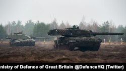  영국군 챌린저2 탱크와 독일군 레오파드2 탱크가 폴란드에서 합동 훈련 중이다. (자료사진)