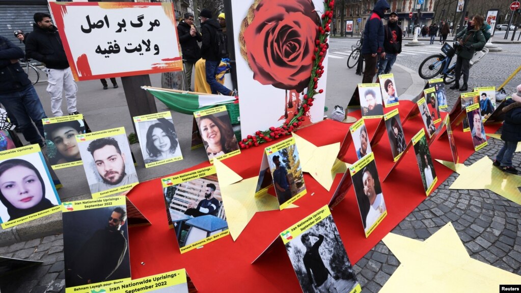 在法国巴黎举行的一次声援伊朗抗议者的活动中，人们摆放在伊朗反政府示威期间被打死的人士的照片。(2023年2月12日)(photo:VOA)