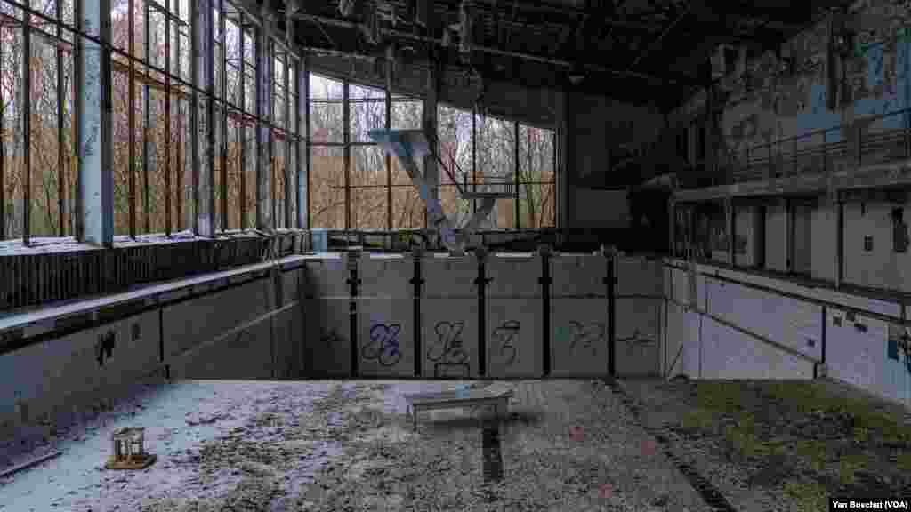 A deep dive pool inside one of the buildings in Prypiat that was abandoned after the explosion in 1986. All this area was occupied by Russian soldiers when they invaded Ukraine almost a year ago.&nbsp;In Chernobyl, Ukraine, Jan. 31, 2023 (VOANEWS/Yan Boechat)