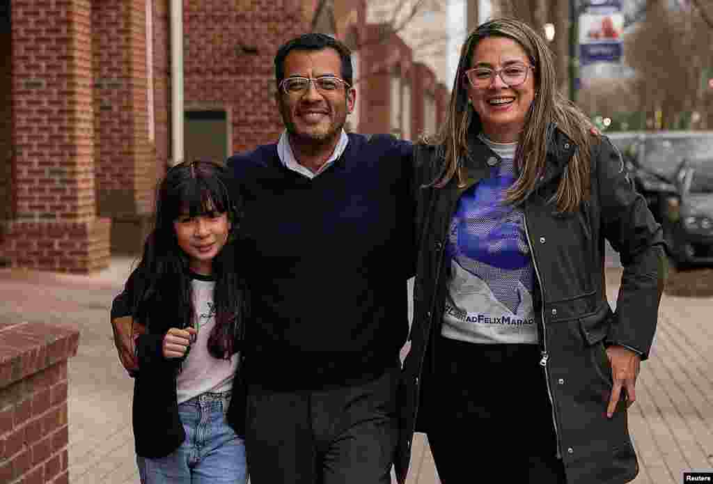 Maradiaga camina del brazo con su esposa, Berta, y su hija, Alejandra, a la salida de un hotel tras llegar a Estados Unidos.