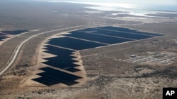 Vista aérea del estado de Sonora, en el norte de México, donde la eléctrica estatal CFE está construyendo la mayor planta solar de Latinoamérica, en Puerto Peñasco, Sonora, México, el 2 de febrero de 2023. (Raquel Cunha/Pool Foto vía AP)