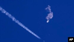 چاڈ فش کی طرف سے فراہم کردہ اس تصویر میں، جنوبی کیرولینا کے ساحل سے بالکل دور بحر اوقیانوس کےاوپرایک بڑے غبارے کی باقیات، ایک لڑاکا طیارہ اوراس کا کنٹریل اس کے نیچے نظر آرہا ہے۔ اے پی فوٹو