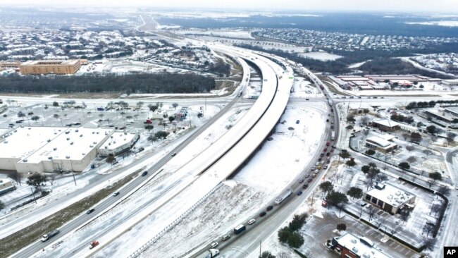 Una mezcla helada cubre la autopista 114 el lunes 30 de enero de 2023 en Roanoke, Texas. Dallas y otras partes del norte de Texas están bajo advertencia de tormenta invernal hasta el miércoles. (Lola Gómez/The Dallas Morning News vía AP)