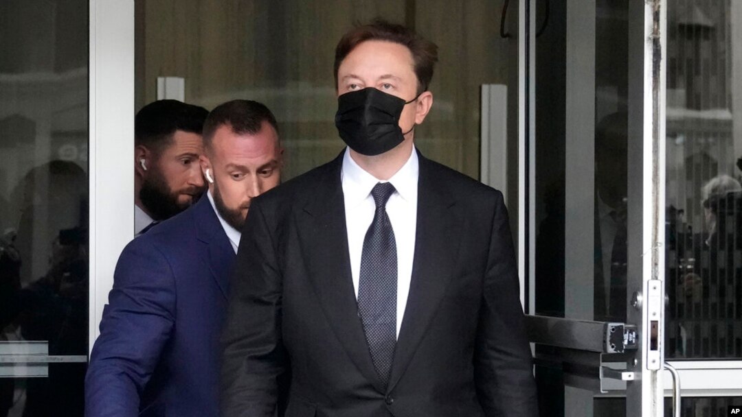 Elon Musk leaves a federal courthouse in San Francisco, Feb. 3, 2023.