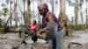 Penduduk desa memisahkan emas dari endapan lumpur, dari limbah tailing operasi penambangan Emas dan Tembaga Freeport AS, di Timika, provinsi Papua, Indonesia, 21 Juli 2008. (REUTERS/Yan Rafsanjani)
