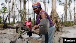 Penduduk desa memisahkan emas dari endapan lumpur, dari limbah tailing operasi penambangan Emas dan Tembaga Freeport AS, di Timika, provinsi Papua, Indonesia, 21 Juli 2008. (REUTERS/Yan Rafsanjani)