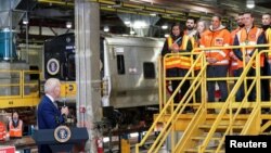 El presidente de EEUU, Joe Biden, reconoce a los trabajadores ferroviarios mientras pronuncia comentarios a propósito del proyecto del túnel del río Hudson, en el West Side Rail Yard en la ciudad de Nueva York, el 31 de enero de 2023.