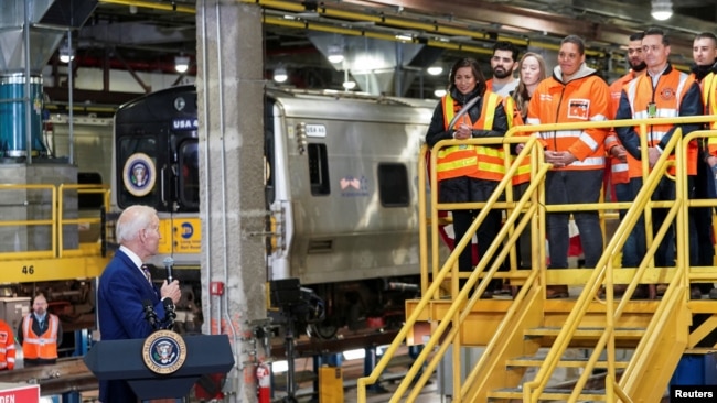 El presidente de EEUU, Joe Biden, reconoce a los trabajadores ferroviarios mientras pronuncia comentarios a propósito del proyecto del túnel del río Hudson, en el West Side Rail Yard en la ciudad de Nueva York, el 31 de enero de 2023.