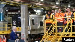 Президент Джо Байден выступает перед железнодорожными рабочими в Нью-Йорке. Январь 2023 г. (архивное фото) 