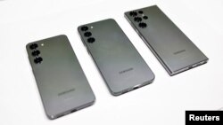 Nouvo telefon entelijan Samsung seri Galaxy S23 yo nan magazen li nan San Francisco, Kalifoni, 1 Fevriye 2023.
