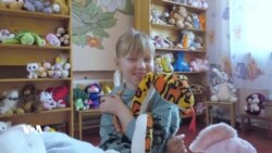 Zarokên Ukraynî bi Alîkarîya Pêlîstokan ji Bandora Şer Difilitin