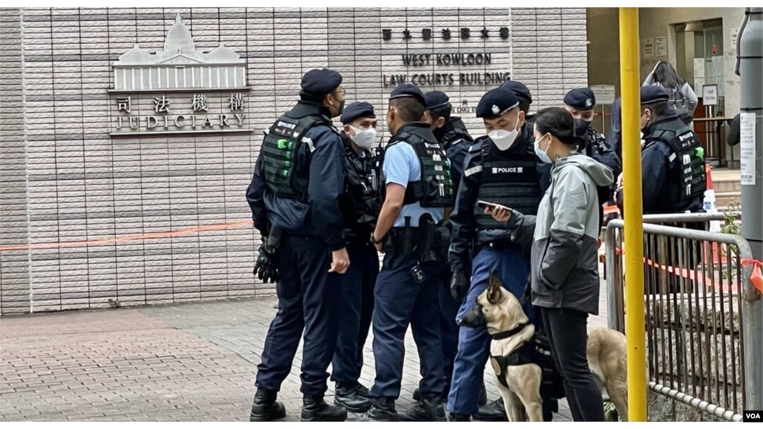 香港西九龙裁判法院大楼一幅玻璃幕墙怀疑被人射击破裂后,警方加强戒备,带同警犬在法院正门入口驻守 (美国之音/汤惠芸)