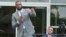 Foto Achiv: LeBron James pran la pawol nan seremoni ouveti lekol i Promise la nan vil Akron eta Ohio, Lendi 30 Jiye, 2018. 