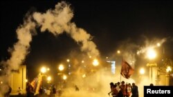 20일 밤 페루 수도 리마에서 사람들이 반정부 시위에 나서고 있다. (자료사진)