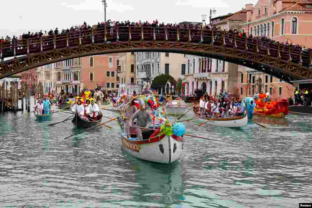 Warga Venesia ambil bagian dalam parade topeng di Grand Canal selama acara tahunan karnaval Venesia, di Venesia, Italia.