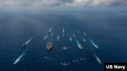 រូបឯកសារ៖ នាវា​ផ្ទុក​យន្តហោះ USS Ronald Reagan និង​នាវា​ពិឃាត​ឧទ្ធម្ភាគចក្រ​ជប៉ុន JS Hyuga ចេញ​ដំណើរ​ជាមួយ​នាវា ១៦ ផ្សេង​ទៀត​មកពី​អាមេរិក និង​ជប៉ុន នៅ​សមុទ្រ​ហ្វីលីពីន ថ្ងៃទី៨ ខែវិច្ឆិកា ឆ្នាំ២០១៨។
