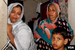 FILE - Family members of a man, who was allegedly shot by police in a 2018 extrajudicial action in Chittagong, grieving his death. The man was killed because he was associated with the opposition BNP party, his family alleged. (Mohammad Islam/VOA)