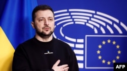 Presiden Ukraina Volodymyr Zelenskyy saat menghadiri pertemuan puncak di parlemen Uni Eropa di Brussel, pada 9 Februari 2023. (Foto: AFP)