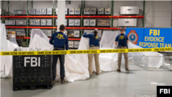 Tim khusus FBI memeriksa material balon mata-mata yang berhasil dikumpulkan dari lepas pantai South Carolina. Material balon tersebut dibawa ke laboratorium FBI di Quantico, Virginia, pada 9 Februari 2023. (Foto: FBI via AP)