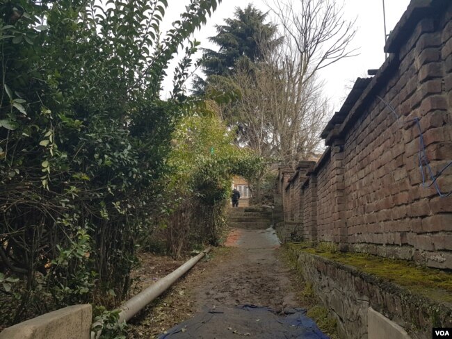 Silent pavement inside the house of ‘The poet of silence’ Rehman Rahi in the Nowshera area of Srinagar in Indian-administered Kashmir. (Bilal Hussain/VOA)