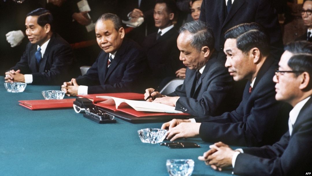 Ảnh chụp các đại diện của Bắc Việt Nam, trong đó Bộ trưởng Ngoại giao Nguyễn Duy Trinh (thứ ba từ phải) đang kí thỏa thuận ngừng bắn để chấm dứt chiến tranh ở Việt Nam, tại Paris, Pháp, ngày 27 tháng 1 năm 1973.