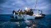 美国海军提供的图像显示隶属第2拆弹大队的水兵在南卡罗莱纳州美特尔海滩附近海域打捞被击落的中国气球残骸。(2023年2月5日)