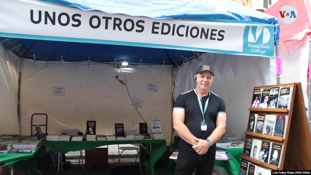 Armando Nuviola, editor y director de la editorial UnosOtrosEdiciones, frente a su stand en la Feria del Libro de Miami, EEUU. [Foto: Luis Felipe Rojas, VOA]