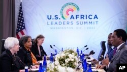 ARCHIVO - La secretaria del Tesoro de EE. UU., Janet Yellen, se reúne con el presidente de Zambia, Hakainde Hichilema, durante la Cumbre de Líderes de África de EE. UU. en Washington, el 15 de diciembre de 2022.