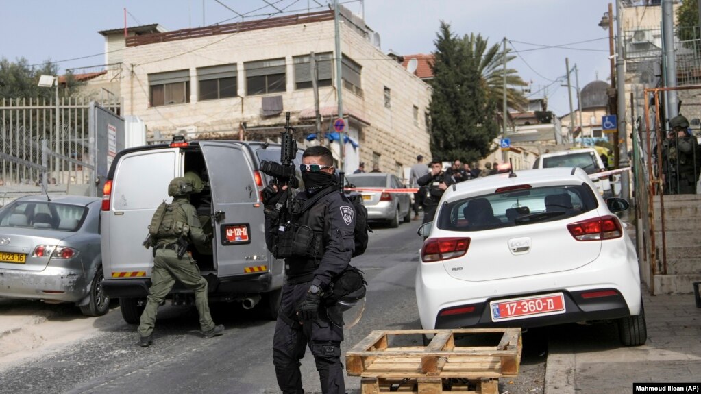 Policia izraelite në vendndodhjen e sulmit me armë nga një palestinez 13-vjeçar, një ditë pas një tjetër sulmi me armë në një sinagogë (28 janar 2023)
