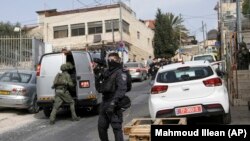 Policia izraelite në vendndodhjen e sulmit me armë nga një palestinez 13-vjeçar, një ditë pas një tjetër sulmi me armë në një sinagogë (28 janar 2023)