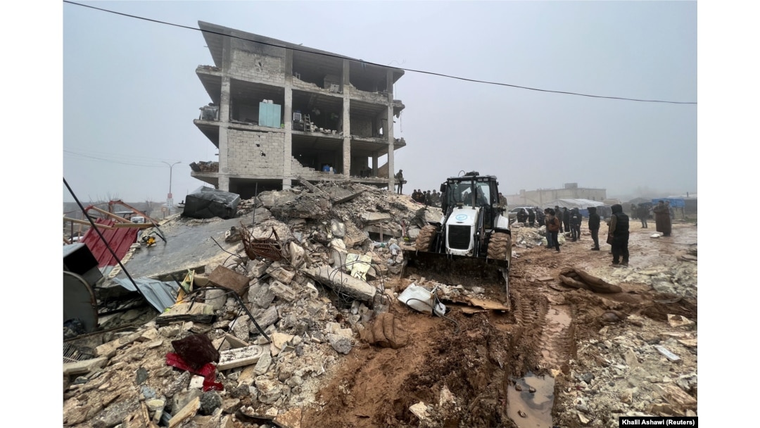 Tim penyelamat mencari korban selamat di bawah reruntuhan, menyusul gempa bumi, di Kota Jandaris yang dikuasai pemberontak, Suriah, 6 Februari 2023. (Foto: REUTERS/Khalil Ashawi)