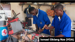 Des stagiaires dans l'atelier du centre de formation et d'enseignement professionnel de Libreville (CFEP). (Photo: Ismael Obiang Nze/VOA)
