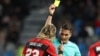 L'arbitre donne un carton jaune au défenseur de Flamengo, David Luiz, lors du match entre Flamengo et Al-Hilal, Maroc, le 7 février 2023.