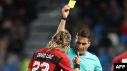 L'arbitre donne un carton jaune au défenseur de Flamengo, David Luiz, lors du match entre Flamengo et Al-Hilal, Maroc, le 7 février 2023.