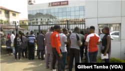 Les clients de la banque ZENITH à Gwarimpa veulent faire des retraits de billets de banque, Abuja, le 9 février 2023. (VOA/Gilbert Tamba)