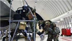지난 1월 한국 군산 공군기지에 주둔 중인 미군들이 화생방 훈련을 했다.