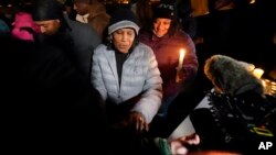 RowVaughn Wells, madre de Tire Nichols, quien murió después de ser golpeado por agentes de policía de Memphis, sale al final de una vigilia con velas por Tyre, en Memphis, Tennessee, el jueves 26 de enero de 2023. (Foto AP/Gerald Herbert)