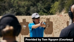 汤姆·阮（Tom Nguyen）在教射击课。（汤姆·阮提供）